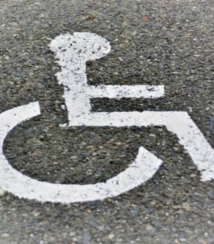 Il simbolo che distingue i parcheggi per disabili