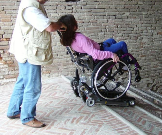 Donna disabile in carrozzina