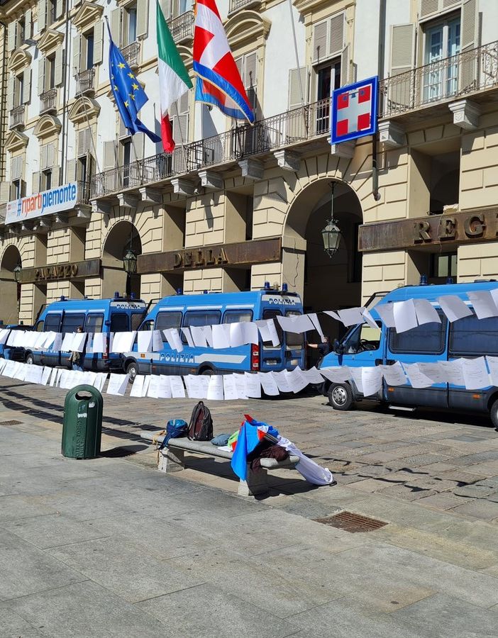 lettere appese davanti alla Regione