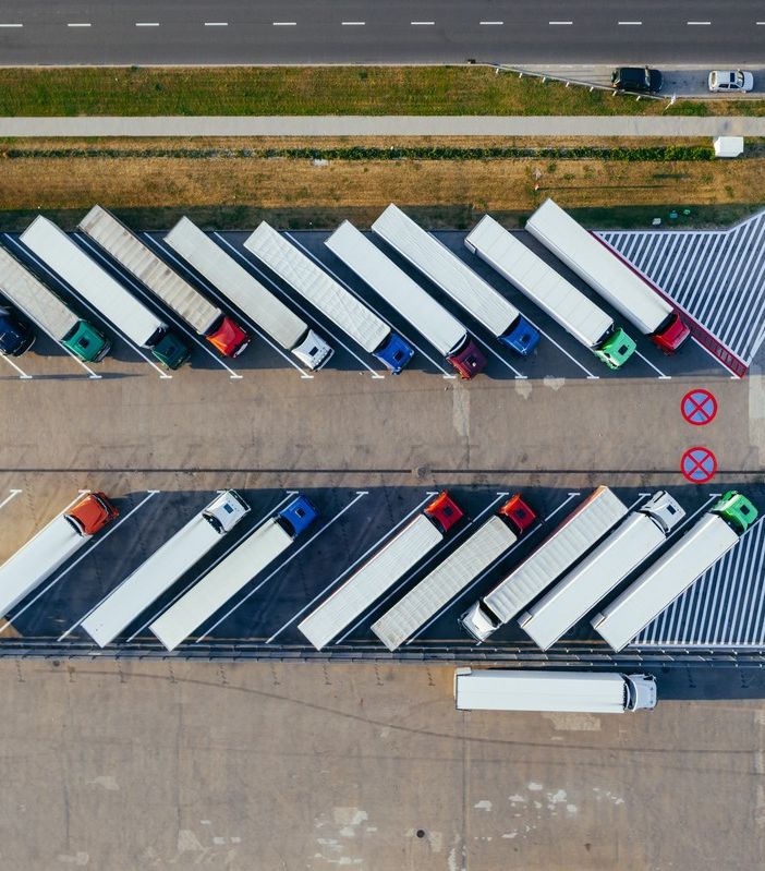 camion parcheggiati a lisca di pesce