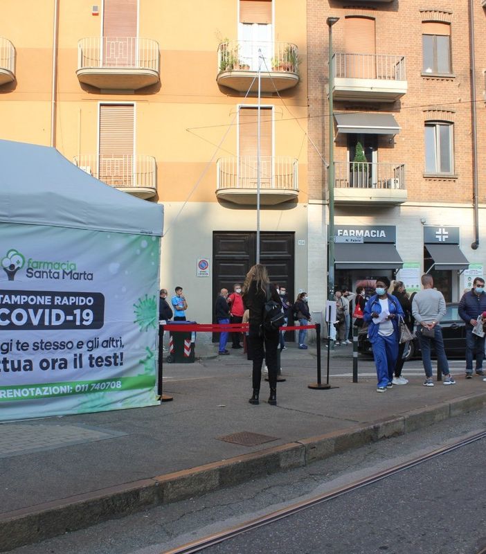 Farmacie prese d'assalto per i tamponi rapidi