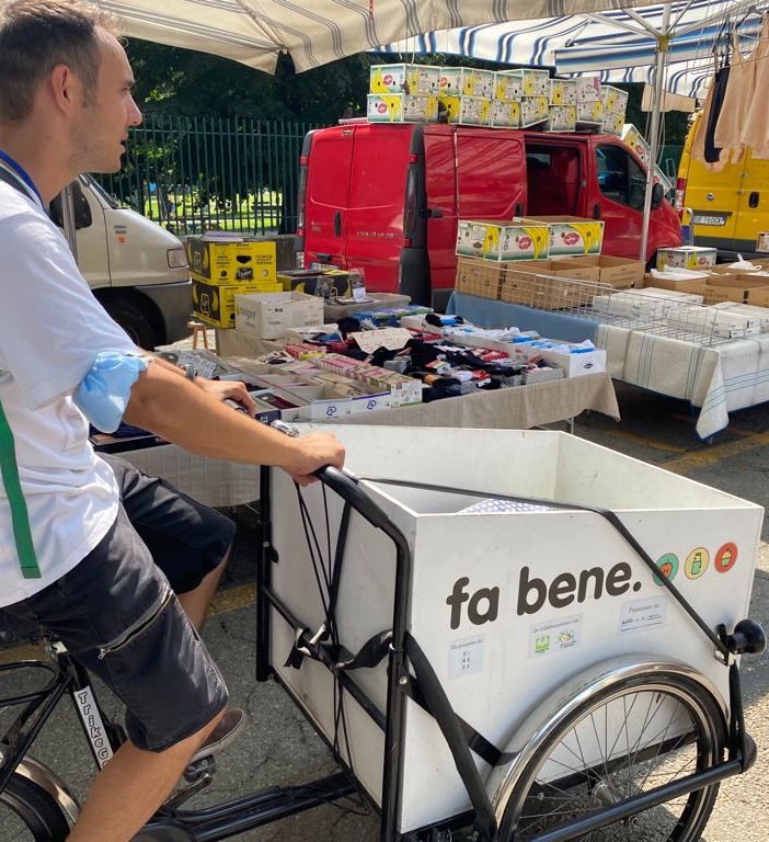 persona in bicicletta cargo