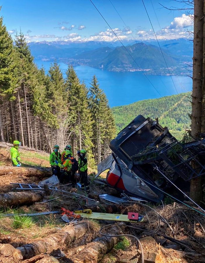 La cabina della funivia Stresa-Mottarone precipitata