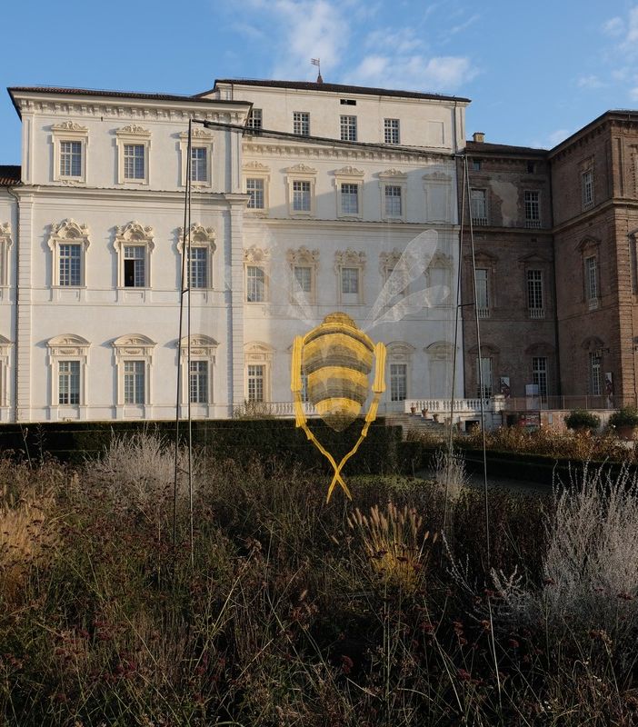 Una Libellula e un'Ape Regina di Hilario Hisola fluttuano nei giardini della Reggia di Venaria Reale