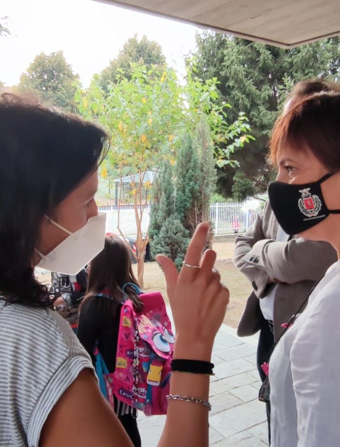 bambini con adulti in cortile