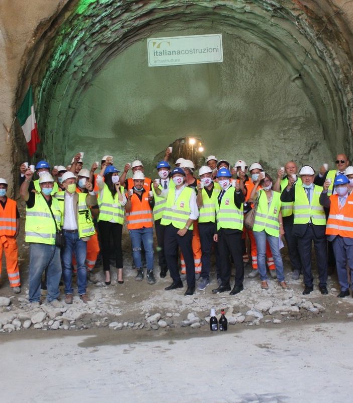 Metro 1, abbattuto l’ultimo pezzo del primo tunnel: conclusa la galleria fino alla Certosa [FOTO E VIDEO]