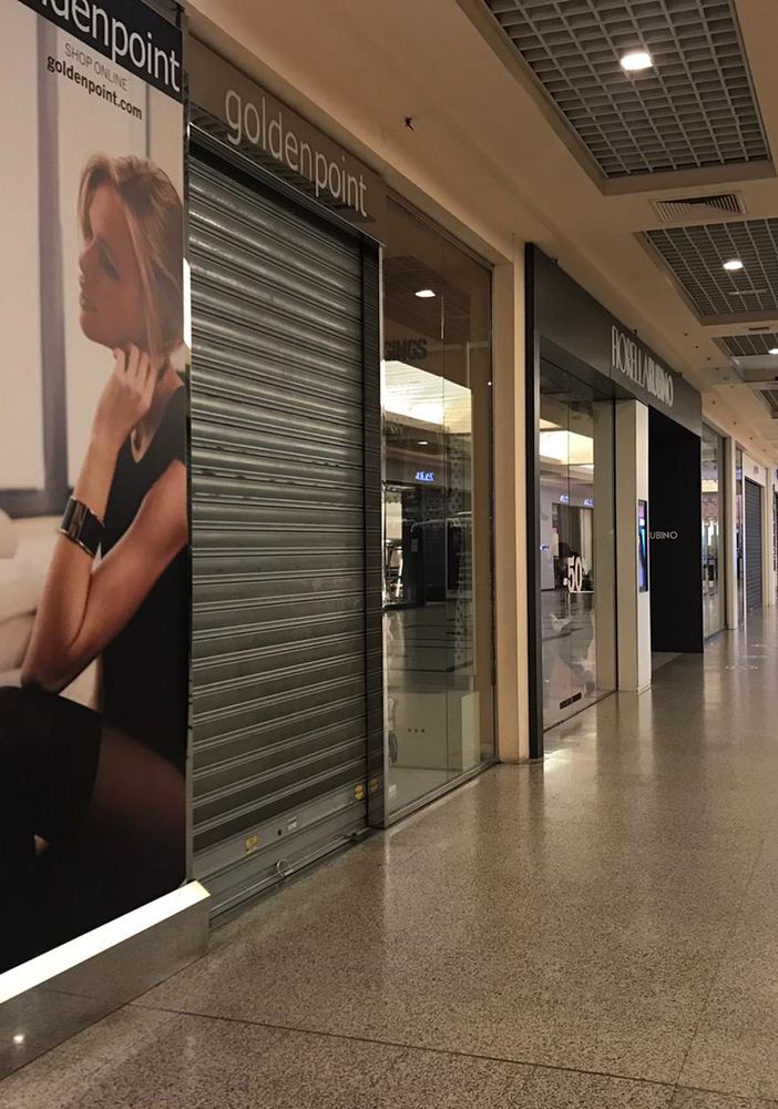 Parcheggi deserti e negozi chiusi: il silenzio spettrale avvolge i centri commerciali [VIDEO]