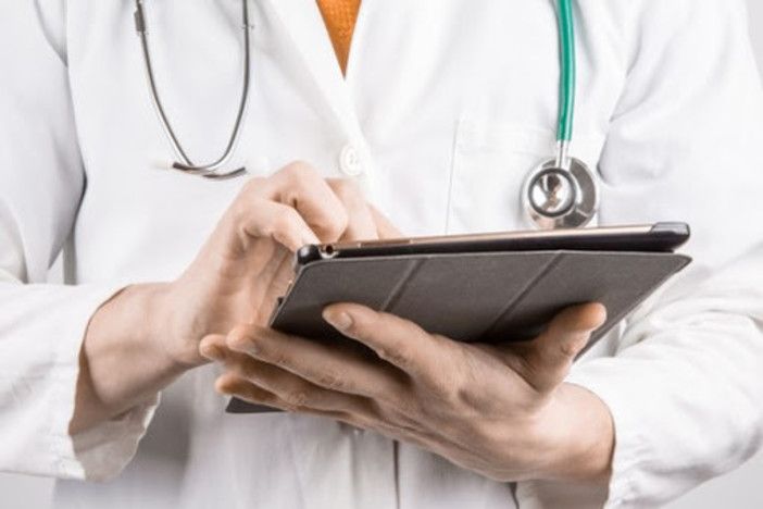 Medico con cartella in mano e stetoscopio