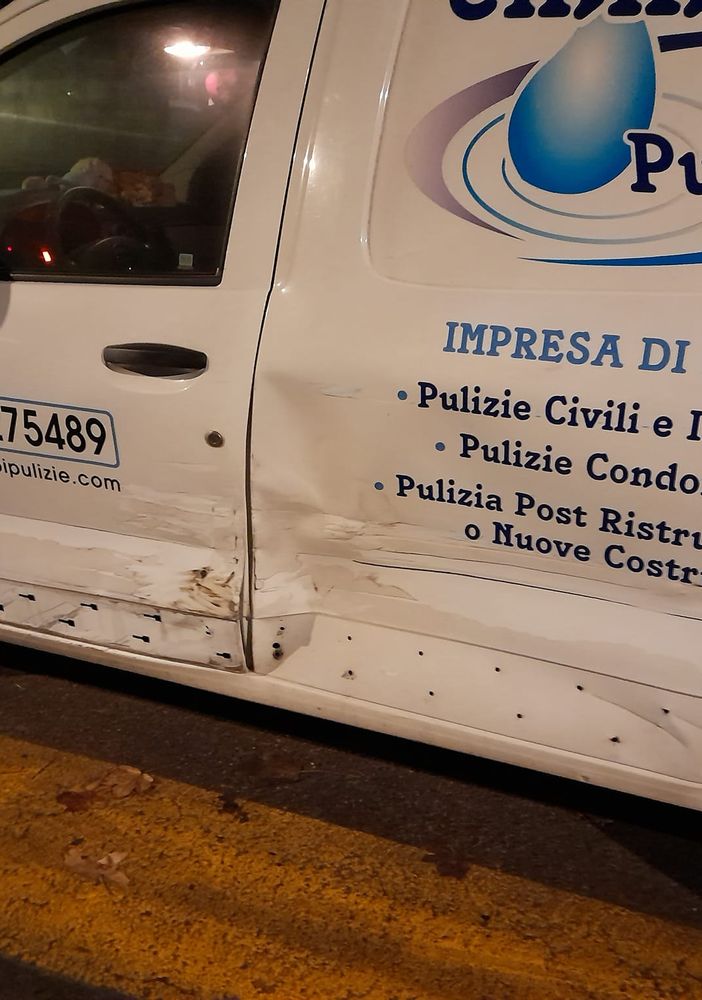 In foto, il furgone urtato e danneggiato dalla Golf