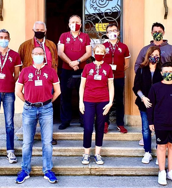 Persone con mascherina sulle scale di un museo