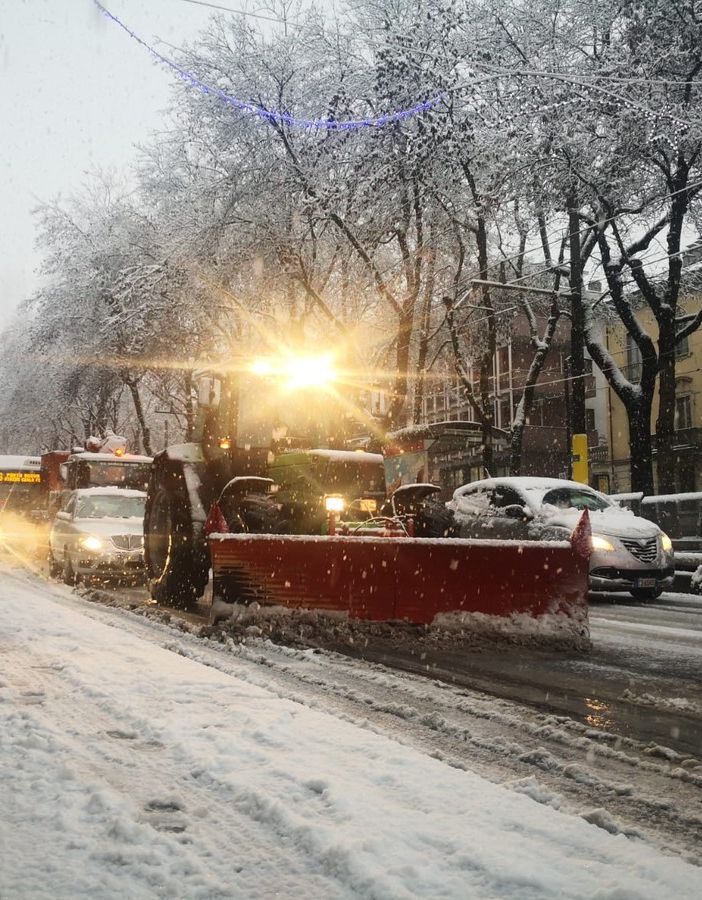 Neve: piccoli incidenti e traffico in tilt, caos in tangenziale. Ma ora il pericolo è il ghiaccio. Spargisale già davanti a scuole e ospedali