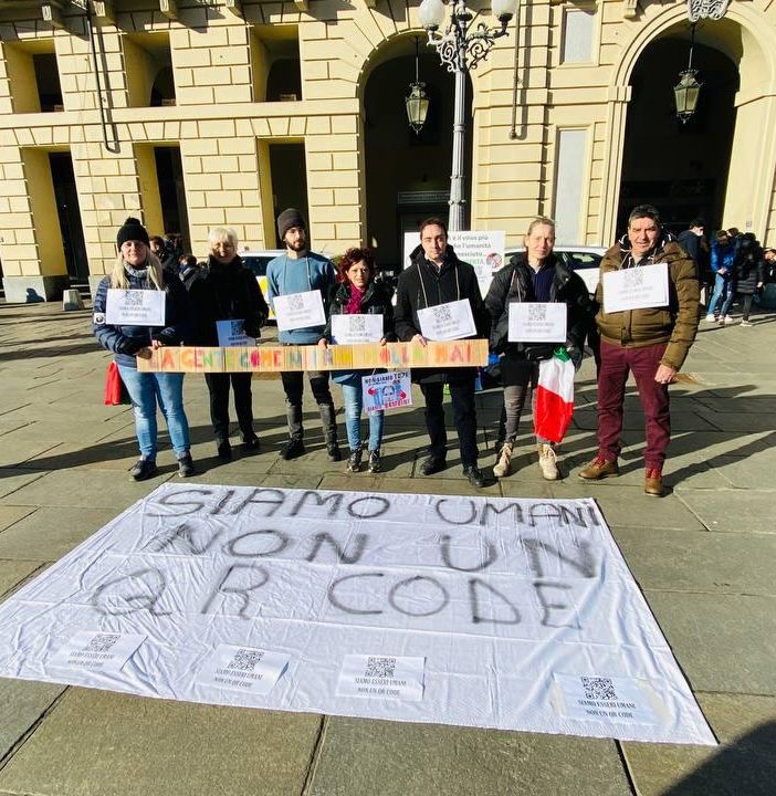 Protesta contro il green pass in piazza Castello