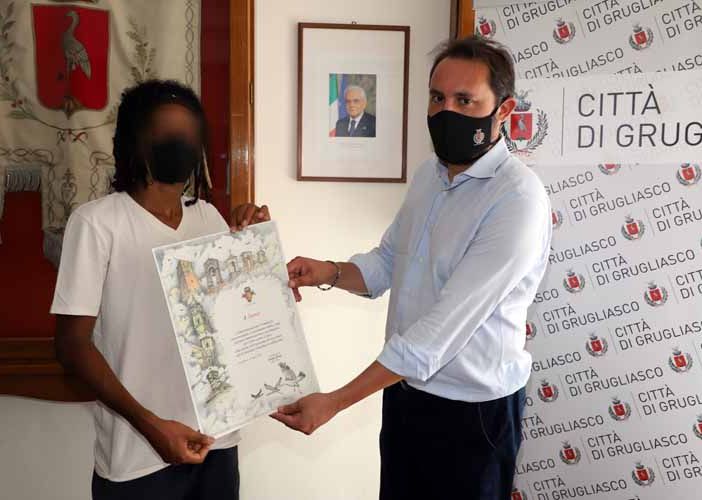 Grugliasco, festa in Comune per il giovane Jamir, che ha soccorso una donna in difficoltà