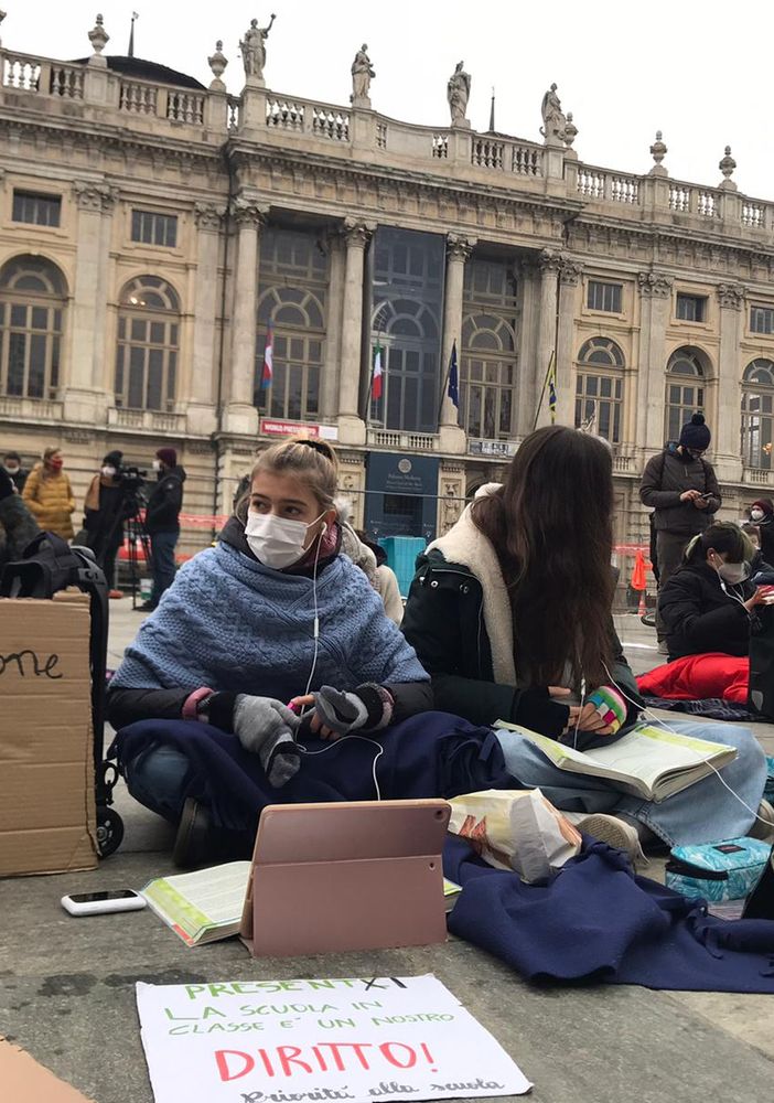 studenti in dad in piazza Castello