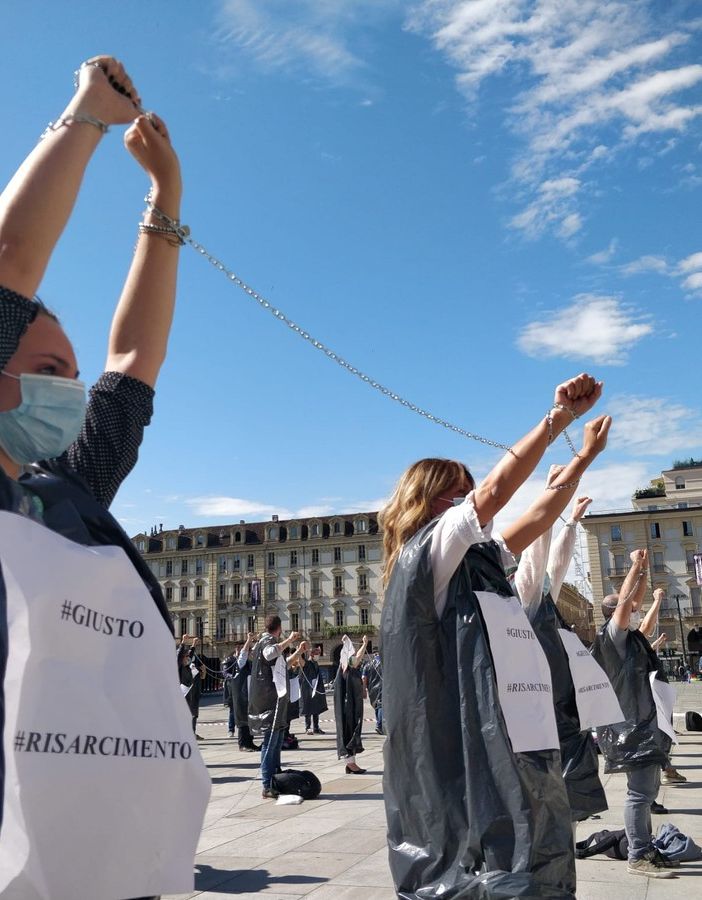 A Torino gli infermieri si incatenano davanti alla Regione: “Gli eroi sono stati dimenticati” [VIDEO e FOTO]