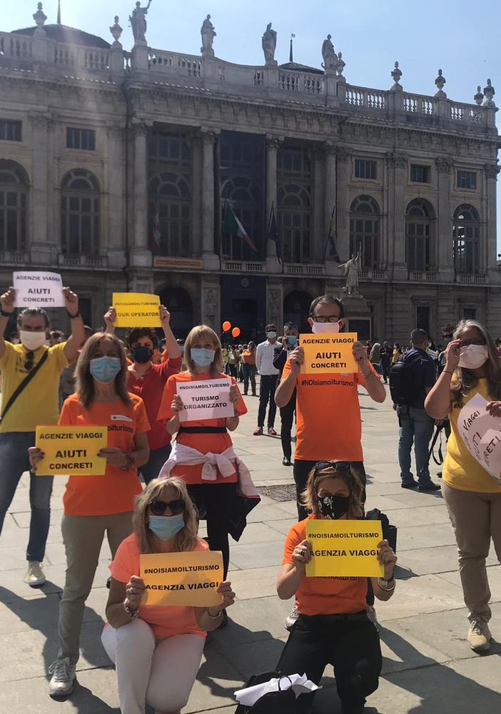 Sotto la Regione la disperazione dei lavoratori del turismo: “Senza aiuti non sopravviveremo” [FOTO e VIDEO]