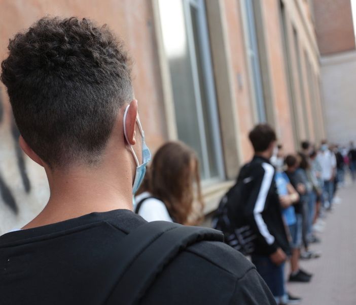 Ragazzi in coda fuori da scuola