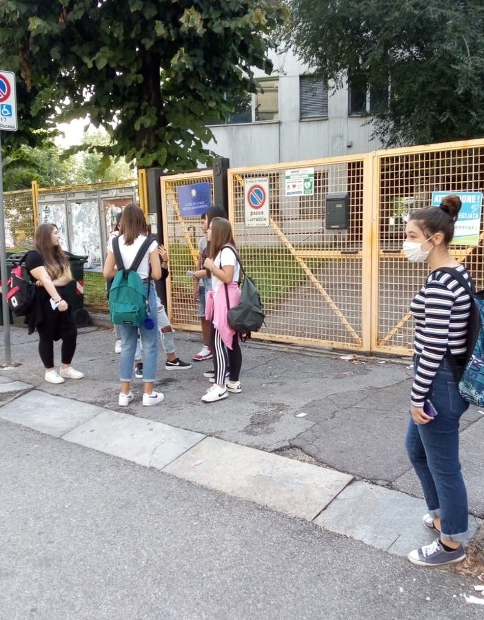studenti all'esterno di un istituto