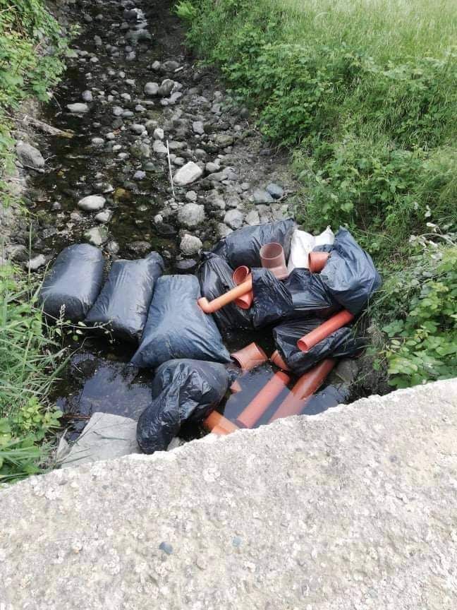 Nel corso d'acqua di corso King aveva abbandonato rifiuti e macerie edili, oltre a plastiche e cavi elettrici