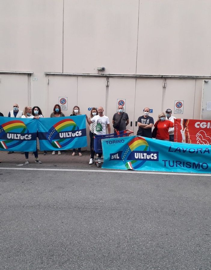 Grugliasco, sciopero dei dipendenti del supermercato Carrefour a Le Gru: &quot;Manca l'aria condizionata&quot;
