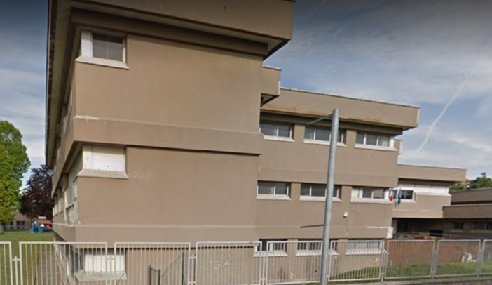 Si toglie la vita nel giardino di una scuola a Grugliasco: lo scoprono alcuni passanti