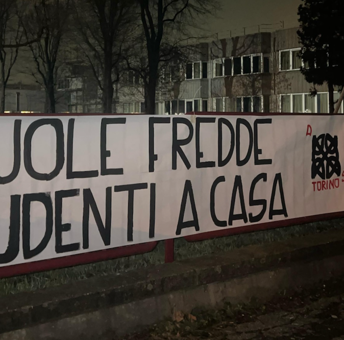 &quot;Scuole fredde, studenti a casa&quot;, lo striscione di Azione studentesca davanti al Curie-Vittorini di Grugliasco