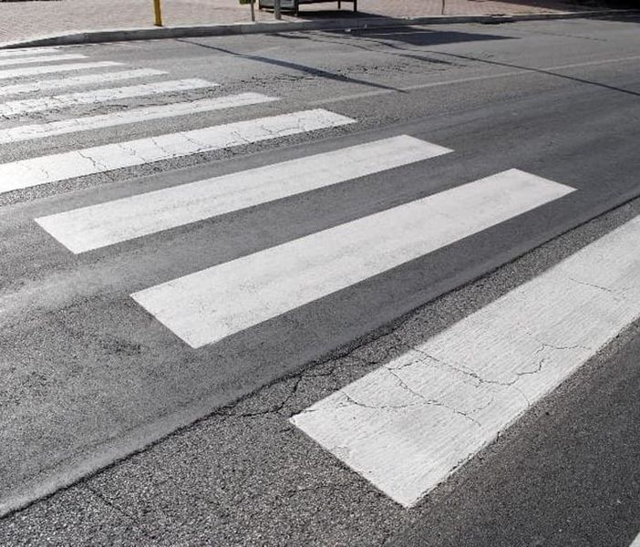 L'attraversamento pedonale è all'intersezione con via don Caustico