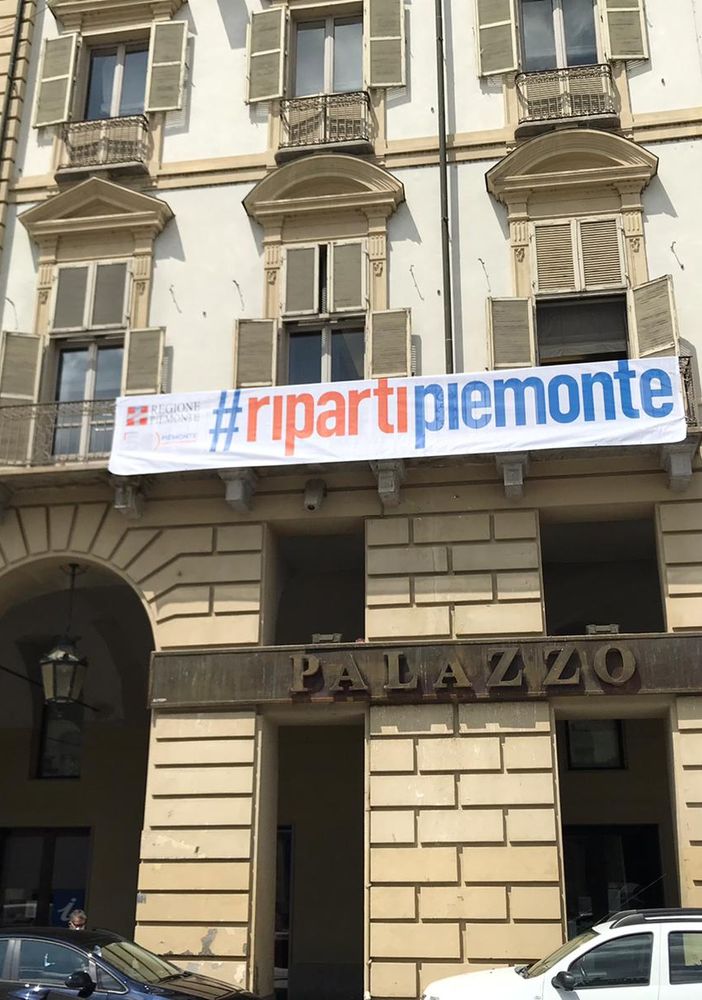 #RipartiPiemonte il nuovo striscione sul Palazzo della giunta regionale