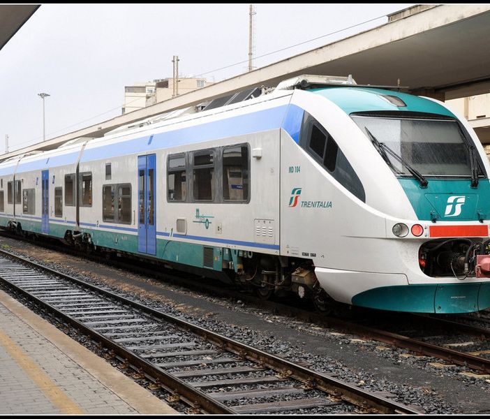 Da domani via l'obbligo di distanziamento sui bus e treni extraurbani del Piemonte