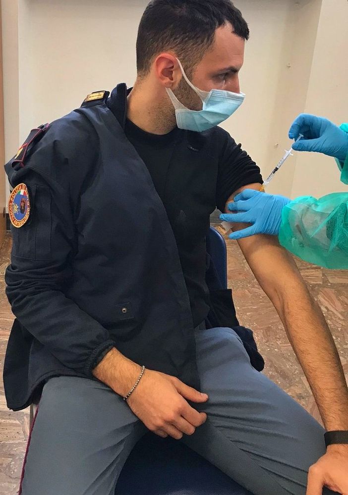 Un poliziotto si sottopone al vaccino Astrazeneca