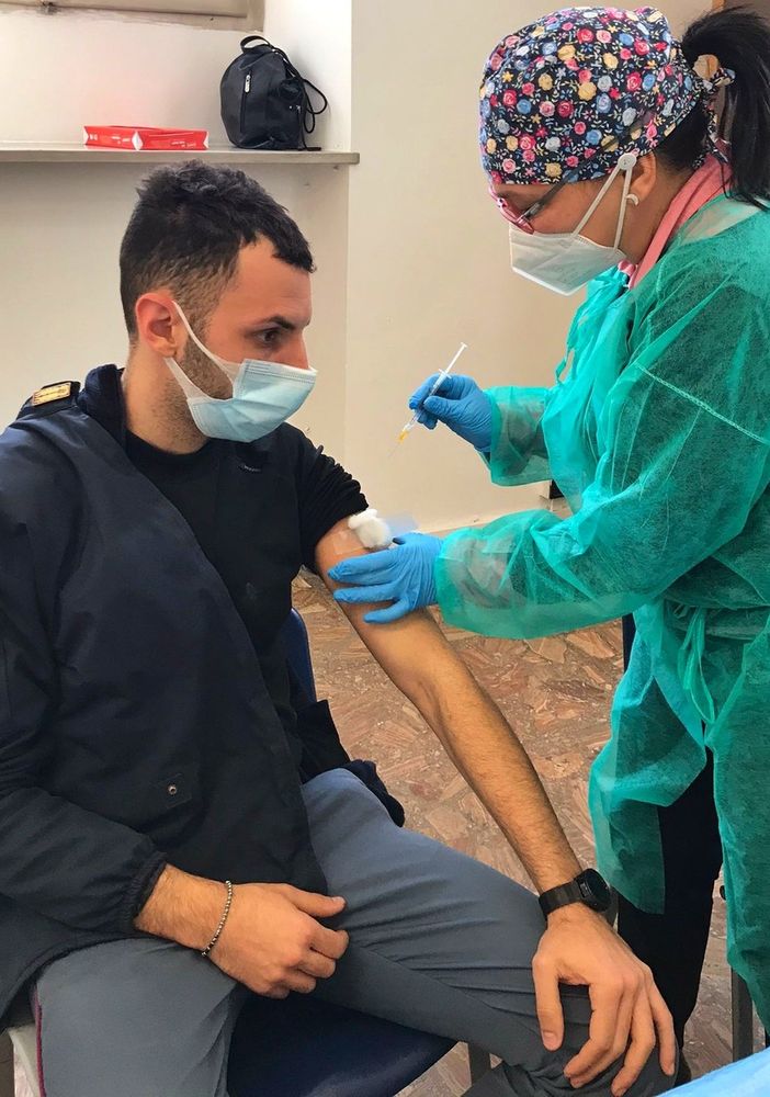 Vaccini, somministrate oggi in Piemonte 37.699 dosi. Da domani le preadesioni per i 40-45enni