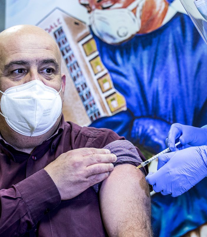 Uomo sottoposto a vaccinazione anti Covid