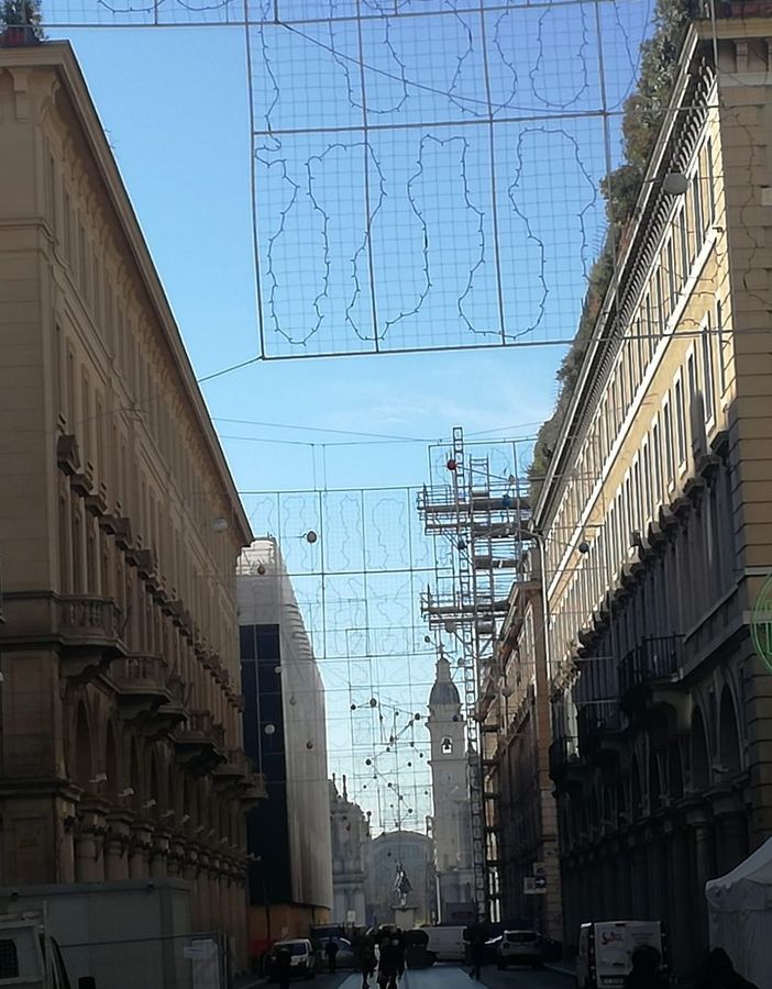 via Roma con addobbi natalizi