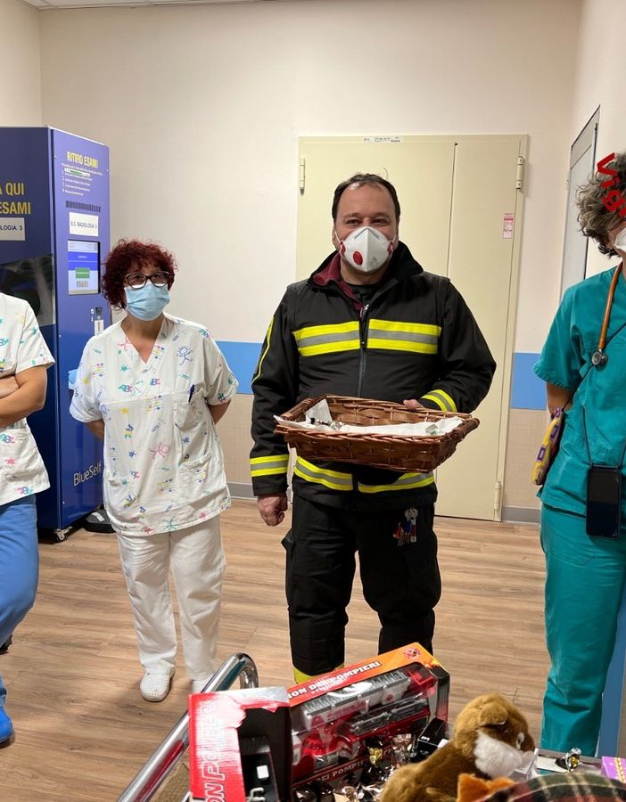 I vigili del fuoco della stazione Grugliasco portano Babbo Natale ai bambini ricoverati all'ospedale Martini [VIDEO]