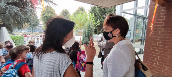 bambini con adulti in cortile bambini con adulti in cortile