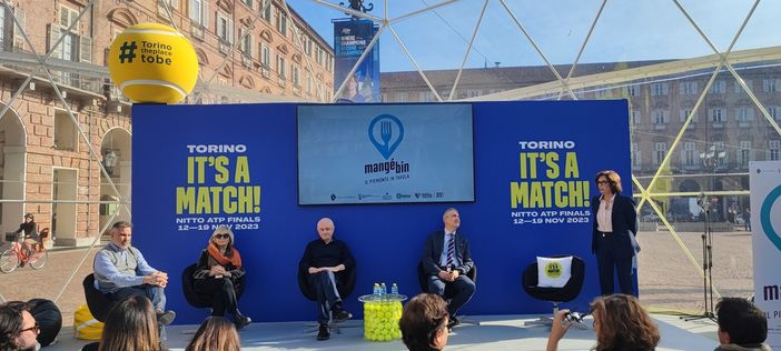 Presentazione all'interno della palla trasparente piazza Castello