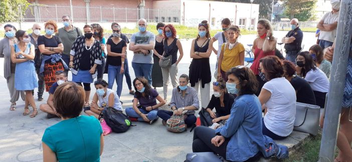 Scuola, docenti precari in presidio davanti al “Majorana” di Grugliasco Scuola, docenti precari in presidio davanti al “Majorana” di Grugliasco