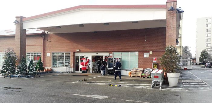 Il controllo della polizia municipale al bazar ha permesso di scoprire fuochi d'artificio vietati alla vendita