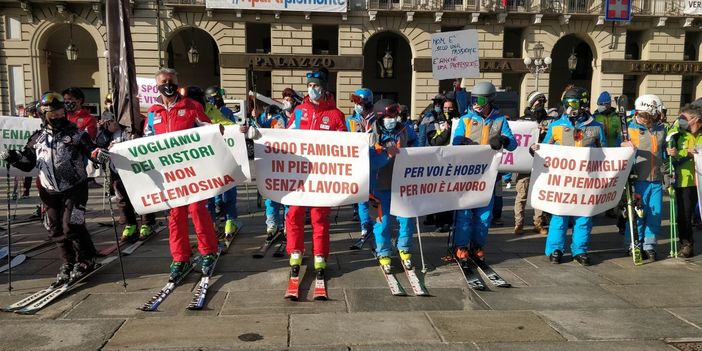 Maestri di sci in piazza a Torino