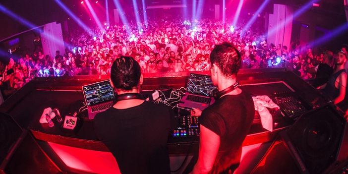 Dj di una discoteca piena di persone Dj di una discoteca piena di persone