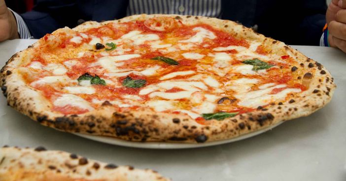 Pizza margherita servita in un piatto Pizza margherita servita in un piatto