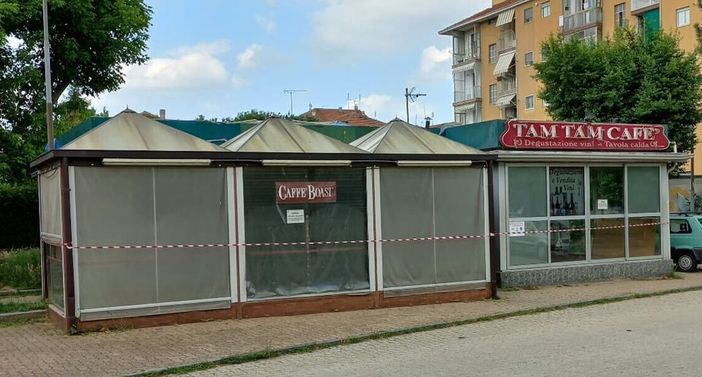 Messa in sicurezza a Grugliasco la porzione del chiosco andata a fuoco Messa in sicurezza a Grugliasco la porzione del chiosco andata a fuoco