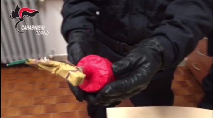 Sequestro di petardi e botti illegali mostrati dai carabinieri Sequestro di petardi e botti illegali mostrati dai carabinieri