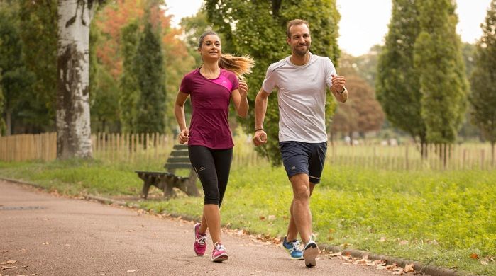 persone che passeggiano