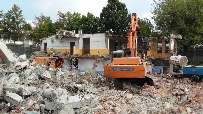 Scuola Luxembourg di Grugliasco: al via i lavori di demolizione del vecchio istituto Scuola Luxembourg di Grugliasco: al via i lavori di demolizione del vecchio istituto