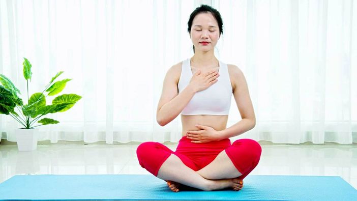 Donna che pratica yoga Donna che pratica yoga