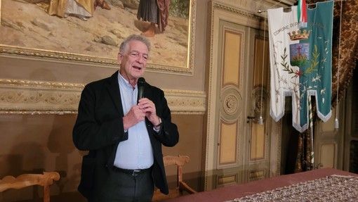 Persona che parla al microfono Persona che parla al microfono