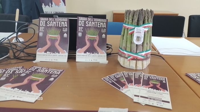 mazzi di asparagi e depliant