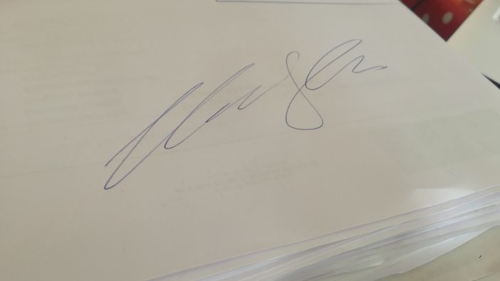 firma su un foglio bianco firma su un foglio bianco