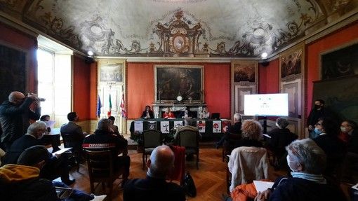 Luci e mercatini, lectio magistralis di Sgarbi e la mostra "Le Fantastiche Grottesche": ecco il Natale di Fossano [VIDEO]